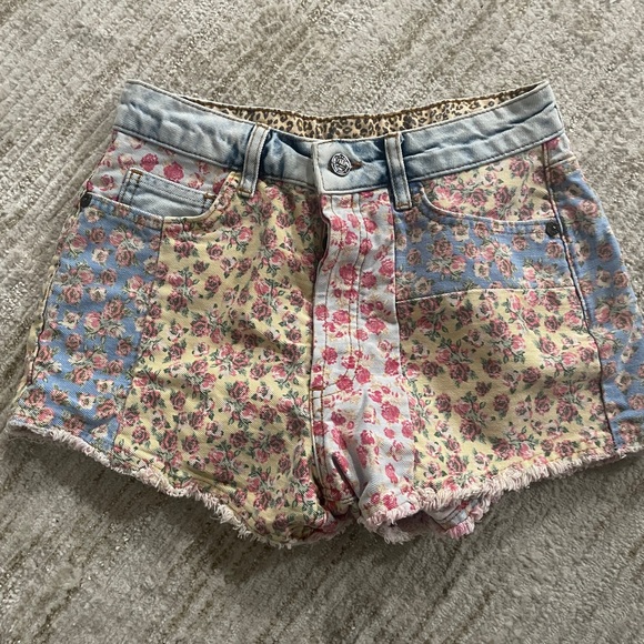 FARM Rio Floral Ditsy Patchwork Denim High Waisted Shorts Size 26 - Picture 2 of 4